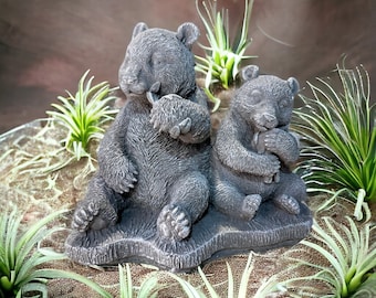 Verspieltes Panda-Duo beim Bambusknabbern - Wetterfeste Steinguss-Skulpturen - Maße (H/B/T) pro Skulptur: 18/19/13 cm, Gewicht ca. 3 kg