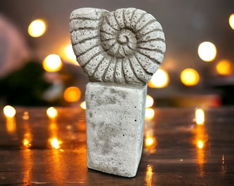 Ammonit auf Säule: Massiver Steinguss, 4kg, 27x14x9 cm, Frostsicher, Hergestellt in Deutschland für Haus und Garten, Steinfigur, Beton