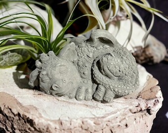 Verleihen Sie Ihrem Garten Magie mit unserem handgefertigten Drachen aus Steinguss! Maße: 8/17/10 cm, 1 kg. Steinfigur für Haus und Garten