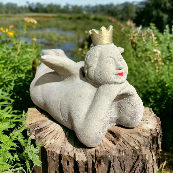 Fat princess with crown - solid cast stone, handmade in Germany, 8.4 kg, H/W/D 18/18/33, stone figure for home and garden
