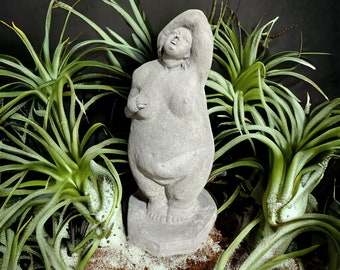 Steinfigur „Dicke Dame Hand über Kopf“ - Handarbeit aus frostsicherem Steinguss (Höhe 34cm / Breite 14cm / Tiefe 11cm)