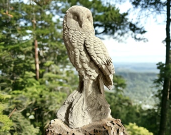 Große Steinfigur - Sitzende Eule auf Baumstamm Maße (H/B/T): 44/27/15 cm, ca. 12,5 kg schwer, frostsicher für Haus und Garten