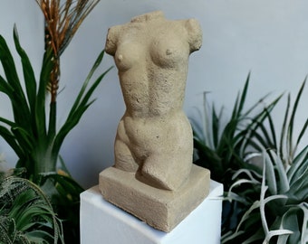 Moderner Torso auf Sockel: Steinguss, 4kg, 29x14x11 cm, Frostsicher, Hergestellt in Deutschland, Für Haus und Garten, Massiv