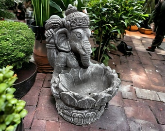 Ganesha mit Großer Lotusblüte - Pflanzbarer Steinguss für spirituelle Gärten - Maße (H/B/T): 34/24/20 cm