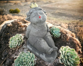 Frostbeständige Ballerina Skulptur sitzend mit Goldener Krone - Handgefertigt in Deutschland, Steinfigur für Haus und Garten, OriginalPaul