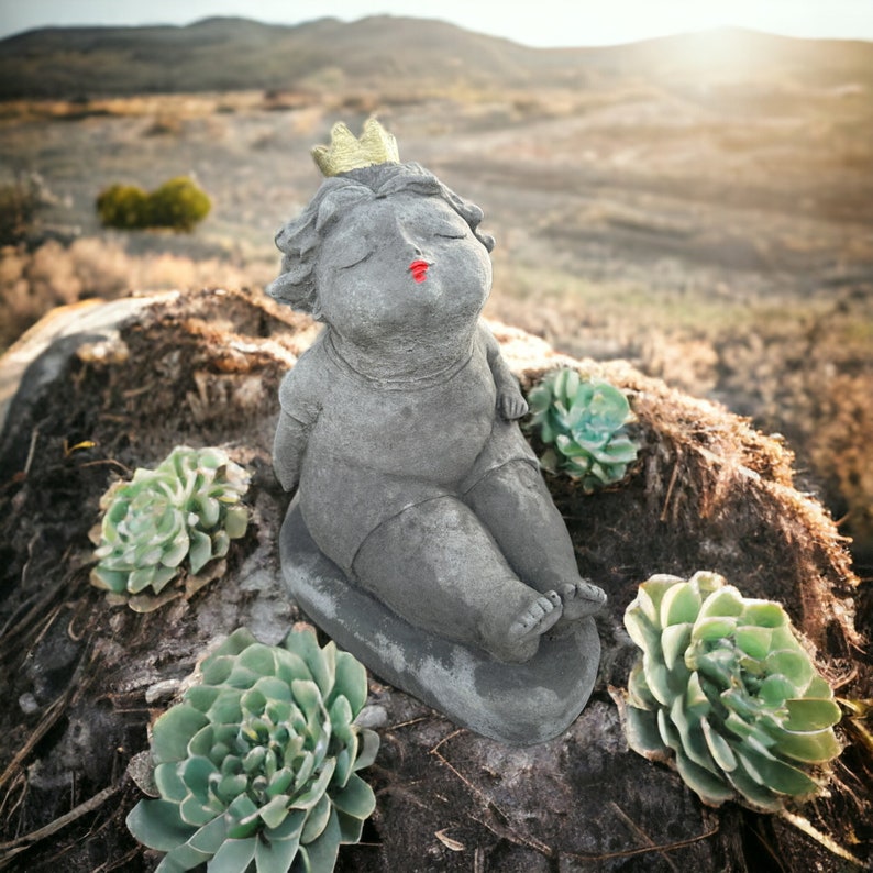 Frostbeständige Ballerina Skulptur sitzend mit Goldener Krone Handgefertigt in Deutschland, Steinfigur für Haus und Garten, OriginalPaul Bild 1