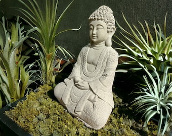 Frostsichere sitzende Buddha Steinfigur - Handgefertigt in Deutschland - H 22cm x B 14cm x T 8cm Steinguss für Haus und Garten, OriginalPaul