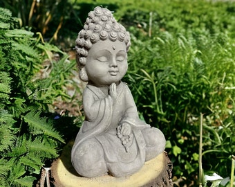 Liebenswerter Gartenmönch - Kleine Mönch-Figur für zauberhafte Gärten (Maße H/B/T 26/12/9 cm, ca. 2,25 kg) Frostsichere Steinfigur aus Beton