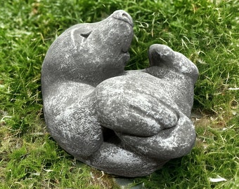 Verspielter Maulwurf auf dem Rücken liegend - Robuste Steinguss-Skulptur Maße (H/B/T): 14/15/16 cm