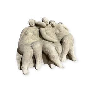 Drei Damen auf einem Sockel Frostsichere Steinfigur aus Beton Maße Höhe/Breite/Tiefe: 21/28/13 cm Gewicht ca. 9 kg Bild 7