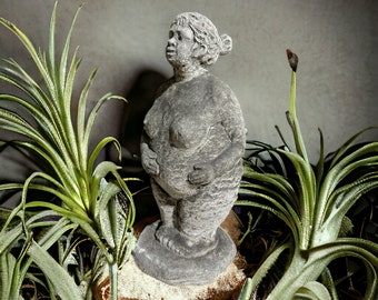 Elegante - Dicke Dame Hilde mit Zöpfen Grau (H/B/T: 33/14/14 cm, 5,5 kg) Steinfigur für Haus und Garten, frostsicher by OriginalPaul