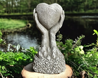 Magische Herz-Steinfigur große Version: Bepflanzbar, Frostsicher & Witterungsbeständig | 42 cm Höhe | 20 cm Breite | 15 cm Tiefe | 9 kg