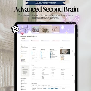 Op de afbeelding: Een digitale tablet met de Advanced Second Brain 2.0 Notion-sjabloon, een productiviteitssysteem voor ADHD-breinen. De interface bevat secties voor gewoontes, dagboeken, taken en trackers, met een paarse koptekst met bloemafbeeldingen.