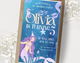 Op de afbeelding: Een ingelijste verjaardagsuitnodiging met een zeemeermint thema. De uitnodiging toont de naam "Olivia", het cijfer "5" en de datum "12 mei 2025". De illustratie bevat een zeemeermin, zeepaardje en andere zeedieren.