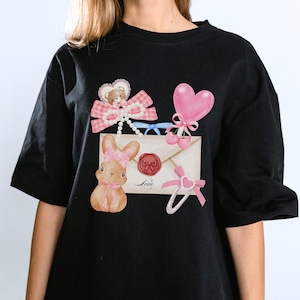 Camiseta unisex con una adorable carta de amor de conejito, cereza y oso. Camiseta de regalo estilo pastel kawaii.