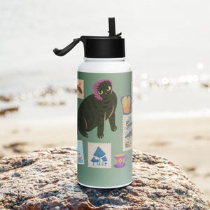 Botella de agua de acero inoxidable con diseño de gato y sellos: un bonito vaso de viaje vintage con tapa con pajita.