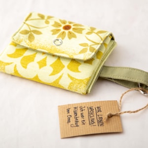 Damen Geldbeutel Upcycling, Geldbörse, mini, retro Blumenmuster grün, gelb, individuell und einmalig