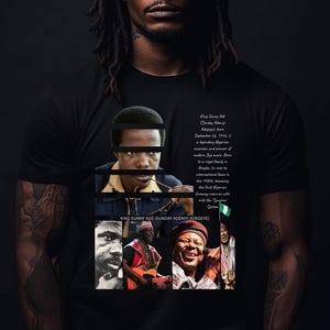Może przedstawiać: Czarny t-shirt z kolażem zdjęć i tekstu o King Sunny Ade. Koszulka ma portret mężczyzny i tekst po prawej stronie. Tekst zawiera datę urodzenia i krótką biografię.