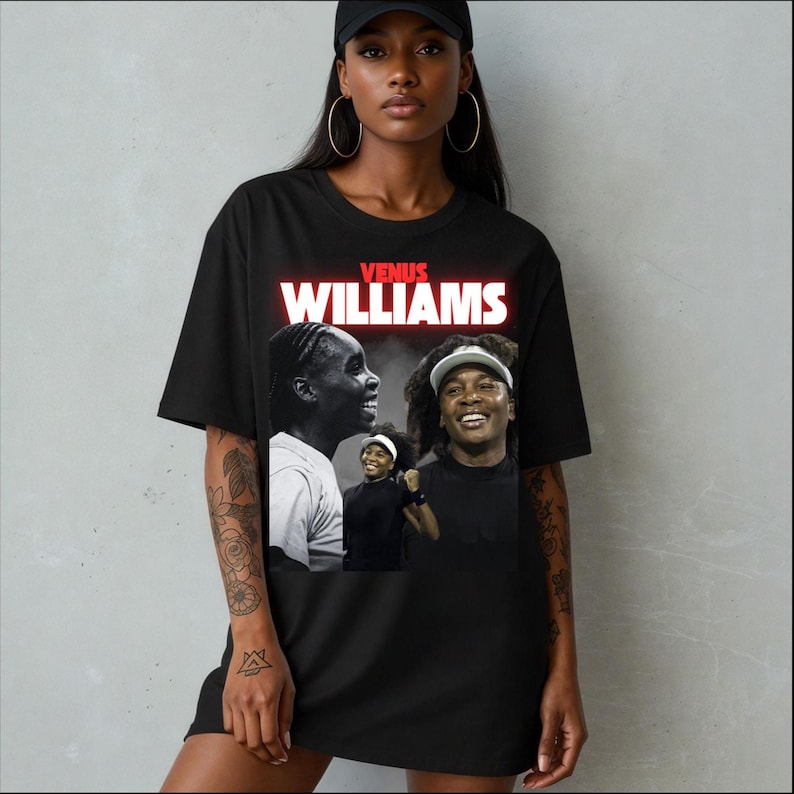 Puede incluir: Camiseta negra con un gr&aacute;fico de Venus Williams y el texto "Venus Williams" en rojo y blanco. El gr&aacute;fico incluye dos im&aacute;genes en blanco y negro de la tenista.