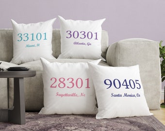 Gepersonaliseerde kussenhoes met postcode en binnenkussen, decoratief kussen met stadslogo, ideaal als housewarmingcadeau, afscheidscadeau of cadeau voor iemand die weggaat.