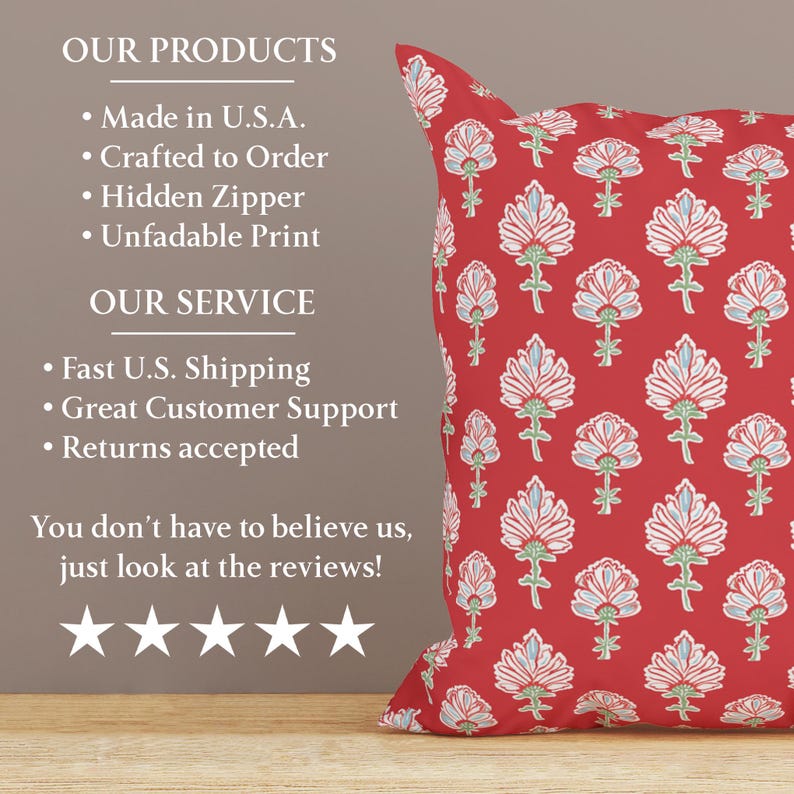 Puede incluir: Almohada roja con un patr&oacute;n floral blanco. La almohada est&aacute; hecha en los Estados Unidos y tiene una cremallera oculta. El texto "Nuestros productos" y "Nuestro servicio" es visible en la imagen, junto con una lista de caracter&iacute;sticas del producto y servicios.