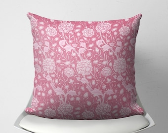 Funda de cojín con diseño floral rosa empolvado de William Morris, cojín de diseño victoriano vintage, cojín decorativo Art Nouveau, dormitorio Shabby Chic