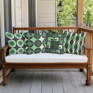 Cojín de exterior MCM en negro, verde y blanco, con diseño geométrico vibrante e impermeable, ideal para decoración de patio moderna de mediados de siglo, 8 estilos retro.