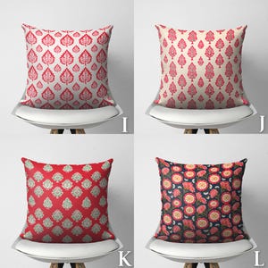 Puede incluir: Cuatro almohadas decorativas con diferentes patrones. Las almohadas son rojas, blancas y azules con dise&ntilde;os florales y de hojas. Las almohadas est&aacute;n en sillas blancas con un fondo blanco.
