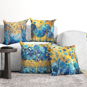 Könnte beinhalten: Vier quadratische Dekokissen mit einem lebendigen, abstrakten Waldmotiv mit kreisförmigen Baummotiven in den Farben Dunkelblau, leuchtendem Gold und Gelb. Die Muster bestehen aus komplexen geometrischen Formen und geschwungenen Linien.