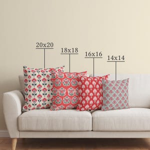 Puede incluir: Cuatro cojines decorativos con patrones florales en varios tama&ntilde;os: 20x20 pulgadas, 18x18 pulgadas, 16x16 pulgadas y 14x14 pulgadas. Los cojines est&aacute;n dispuestos en un sof&aacute; blanco.