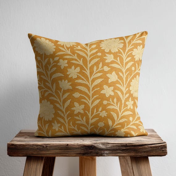 Senfgelber Kissenbezug mit Blumenmuster, goldgelbes Kissen, ockerfarbenes Dekokissen, orangefarbene Akzente fürs Schlafzimmer, moderner Landhausstil