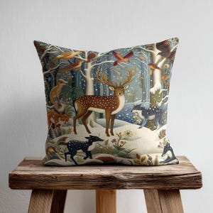 Nyckfullt vinterdjurlivskudgos, kudde med sagoskog, William Morris vinter, Cottagecore Lodge-dekor, Wintercore accentkudde