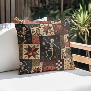 Fodera per cuscino decorativo da esterno in stile primitivo per Halloween, cuscino da patio con motivo a scheletro e patchwork, decorazione autunnale per il portico, accento rustico autunnale, decorazione per il giardino.