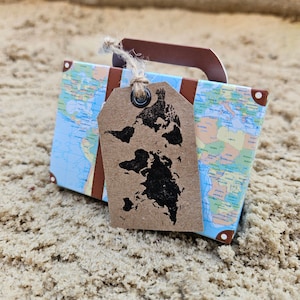 Gastgeschenk Reise, Geldgeschenk Koffer, Weltkarte mit personalisierbarem Anhänger, Geldgeschenk Hochzeit Reise, Geschenkverpackung Hochzeit