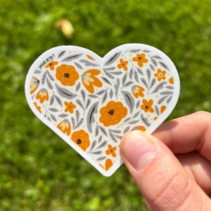 Gele en blauwe hartsticker met bloemen