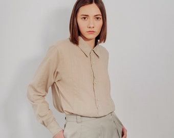 Oversized 100% fine cotton shirt, long sleeves, ecru shirt, round buttons, pleats on the front, lapel collar