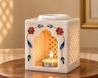 Elegante portacandele in marmo bianco, realizzato a mano, con intarsi floreali in pietra, perfetto per decorare la tavola e la casa.