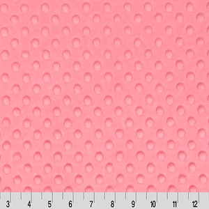 Puede incluir: Tela minky rosa con un patrón de puntos texturizados. La tela es suave y afelpada, lo que la hace ideal para mantas para bebés, colchas y otros proyectos de costura.