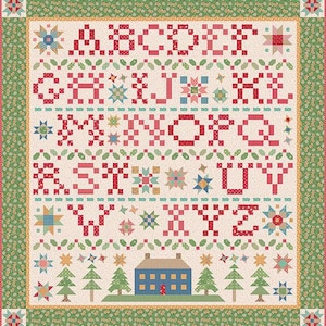 Könnte beinhalten: Ein weißer Stoff mit einem roten und grünen Alphabet-Design. Die Buchstaben sind in Blockschrift und von kleinen roten und grünen Quadraten umgeben. Außerdem sind kleine rote und grüne Sterne und Blumen über den Stoff verteilt. Am unteren Rand des Stoffes befindet sich ein kleines Haus mit einer blauen Tür und zwei grünen Bäumen auf beiden Seiten.