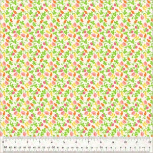 以下が含まれることがあります： 繰り返し模様の生地。小さなピンクとオレンジの花、緑の葉、黄色のアクセントがクリーム色の背景にデザインされています。パターンは密で、表面全体を覆っています。