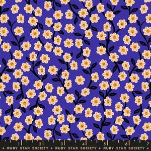 Puede incluir: Una tela con un patrón floral repetitivo. El diseño presenta flores amarillas sonrientes con pétalos blancos y tallos negros sobre un fondo azul oscuro. El texto "RUBY STAR SOCIETY" está en la parte inferior.