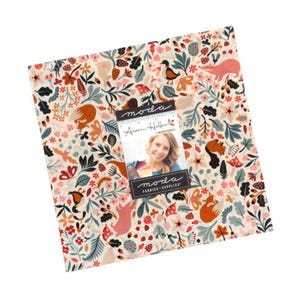 Puede incluir: Un paquete de tela cuadrado con un estampado caprichoso de bosque con zorros, ardillas, setas y follaje en tonos naranja, rosa y verde sobre un fondo crema. La tela está etiquetada como "Acorn Hollow" por Moda Fabrics.