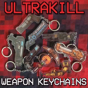 Puede incluir: Colección de llaveros de armas con cadenas y anillas plateadas. Los llaveros presentan varios diseños de armas en tonos grises, marrones y naranjas. La palabra "ULTRAKILL" está en rojo y "WEAPON KEYCHAINS" en blanco.