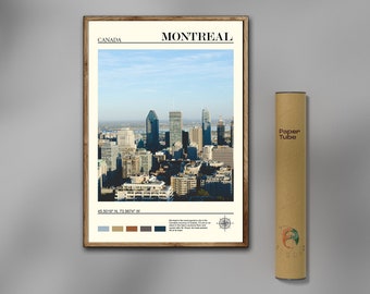 Op de afbeelding: Een ingelijste poster met een foto van de skyline van Montreal. De poster heeft een witte achtergrond met de tekst "MONTREAL" in zwart bovenaan en "CANADA" in zwart linksboven. De poster bevat ook de coördinaten "45.5019° N, 73.5674° W" en een kompasroos.