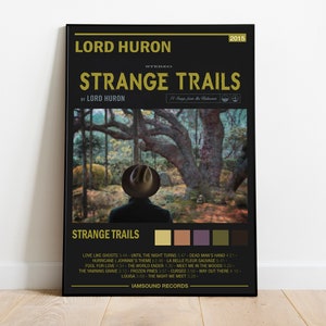 Può includere: Poster con cornice nera per l'album "Strange Trails" di Lord Huron. L'immagine presenta una persona con un cappello in una foresta. Il titolo dell'album e il nome dell'artista sono in oro.