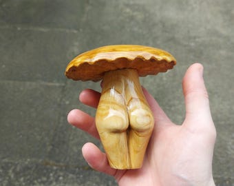 Handgeschnitzte Pilz Dame aus Fichte