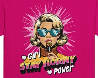 Grappig unisex statement T-shirt | "Stay Horny, Girl Power" origineel cadeau voor sterke meiden en vrouwen, voor feest, kantoor, vrije tijd.