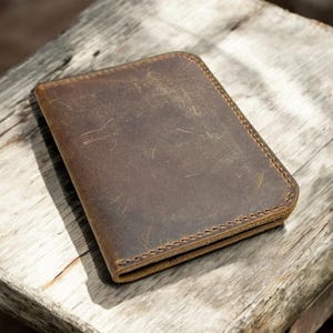 Porta pasaporte / Cuero curtido vegetal de grano completo / Hecho a mano y cosido a mano