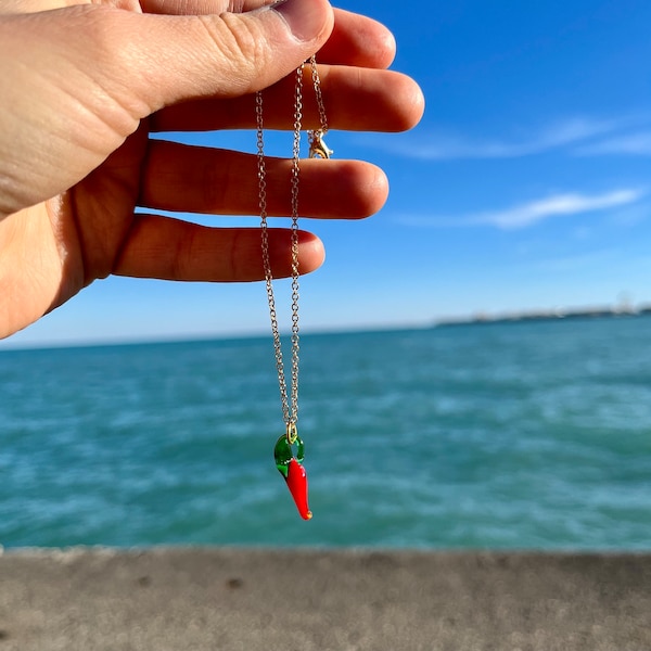 Collier piment rouge, porte-bonheur, collier cornicello, collier pendentif corne italienne, collier pendentif en verre, collier poivron rouge