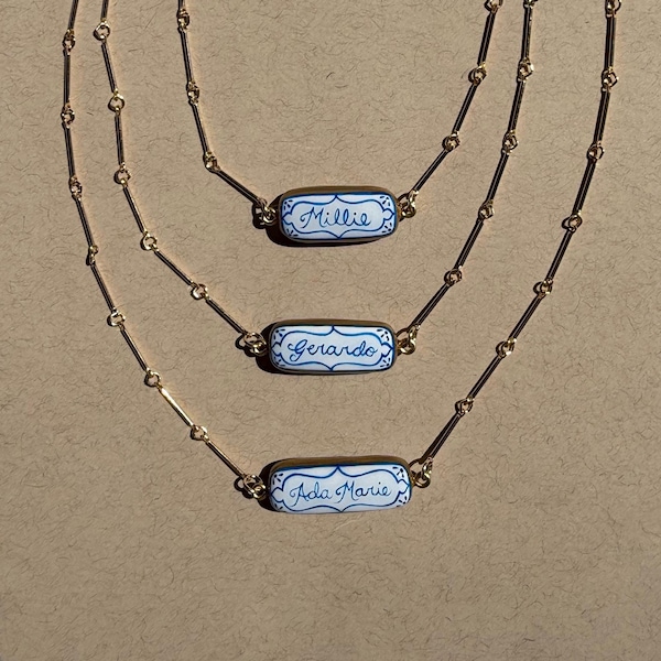 Collar personalizado de arcilla con nombre – Colgante con monograma hecho a mano, cadena chapada en oro.